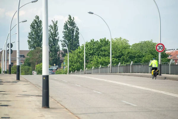 Visão traseira de homem solitário em uma bicicleta que atravessa a fronteira germano-francesa — Fotografia de Stock