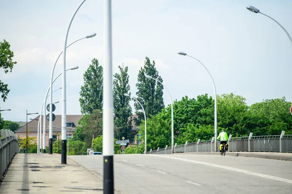 Rearview av ensam man på en cykel som korsar den tysk-franska gränsen — Stockfoto