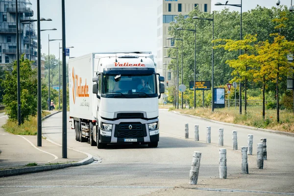 Μπροστά όψη της Renault φορτηγό οδήγηση γρήγορα σε μια άδεια εθνική οδό στα σύνορα — Φωτογραφία Αρχείου