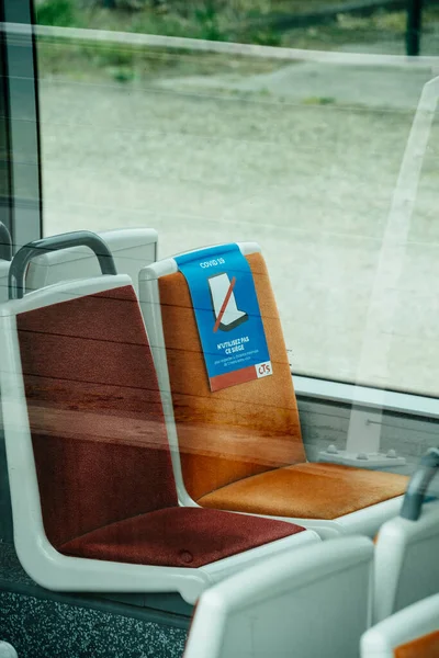 Distanciamiento social dentro del transporte público en Francia debido a COVID-19 —  Fotos de Stock