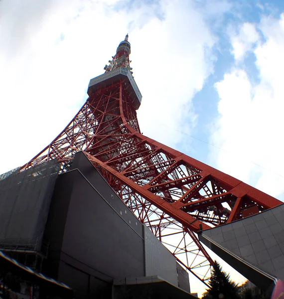 Башня Токио красного и белого цвета  . — стоковое фото
