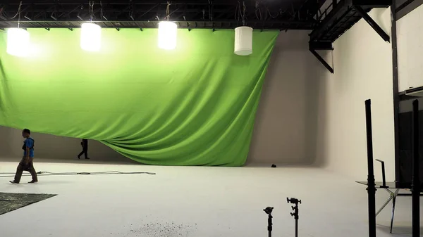 Μεγάλο στούντιο με πράσινη οθόνη. — Φωτογραφία Αρχείου