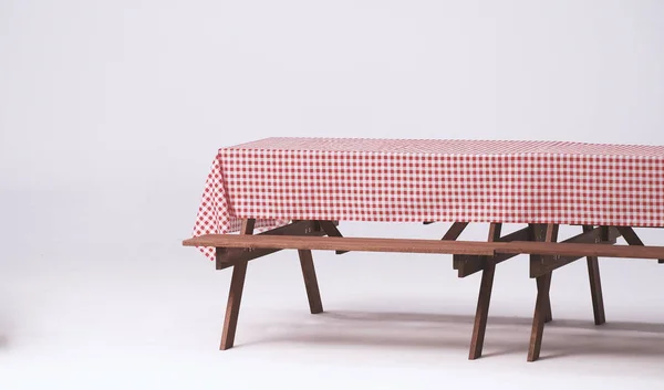 木製のテーブルと赤いナプキン屋外パーティーのため. — ストック写真
