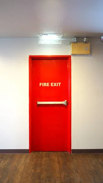 Porta de saída de incêndio de emergência . — Fotografia de Stock