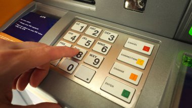ATM makine ve yakın çekim adam el.