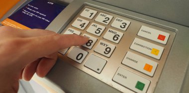 ATM makine ve yakın çekim adam el.