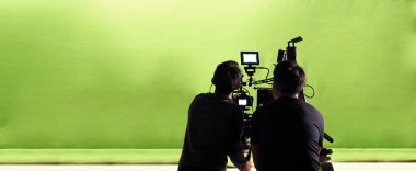 Kamera ve yeşil ekran studio panorama görünüm.