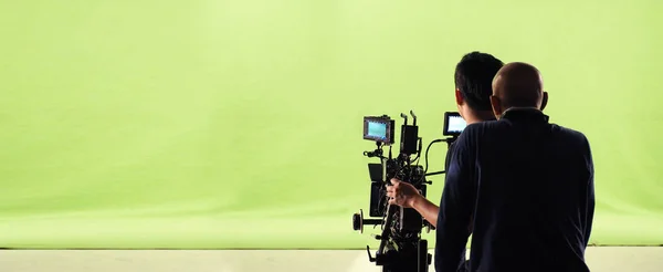 Camera en groen scherm studio in panorama-view. — Stockfoto