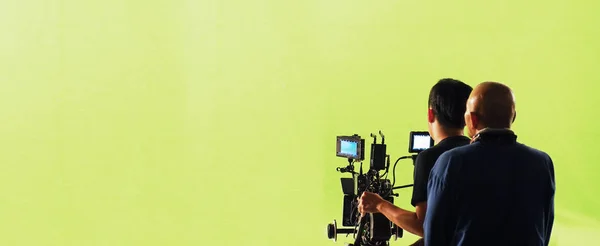 Camera en groen scherm studio in panorama-view. — Stockfoto