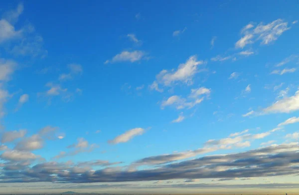 Καθαρός μπλε ουρανός και λευκά σύννεφα. — Φωτογραφία Αρχείου