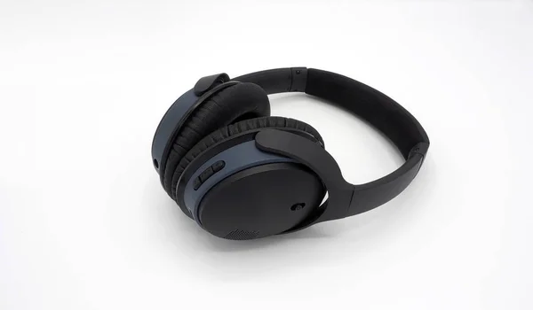 Schwarzer drahtloser Kopfhörer um die Ohren. — Stockfoto