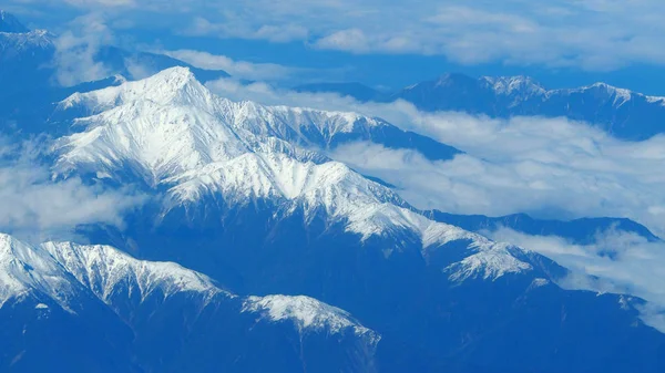 Vista dall'alto delle colline innevate . — Foto Stock