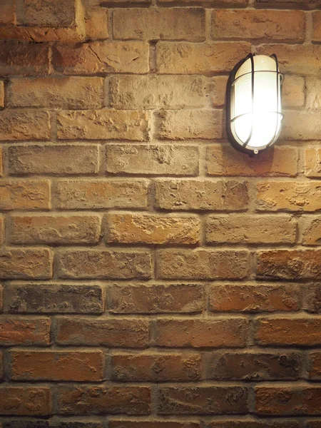 Ceglany mur stare brudne tekstura tło i lampy wiszące. — Zdjęcie stockowe