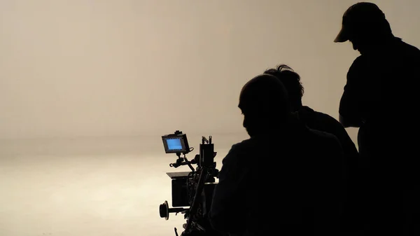 La silhouette dei lavoratori o della troupe di produzione sta facendo — Foto Stock