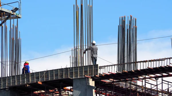 Ingeniero y trabajadores en obra de alta construcción . — Foto de Stock