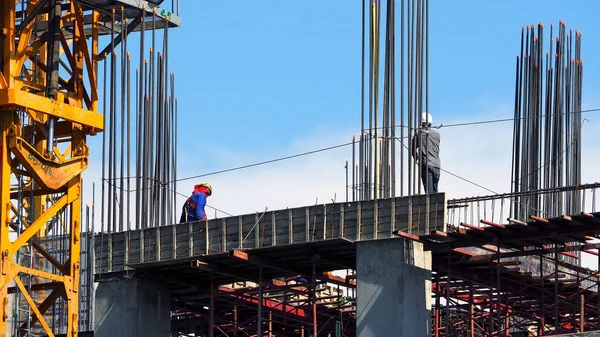 Ingeniero y trabajadores en obra de alta construcción . —  Fotos de Stock