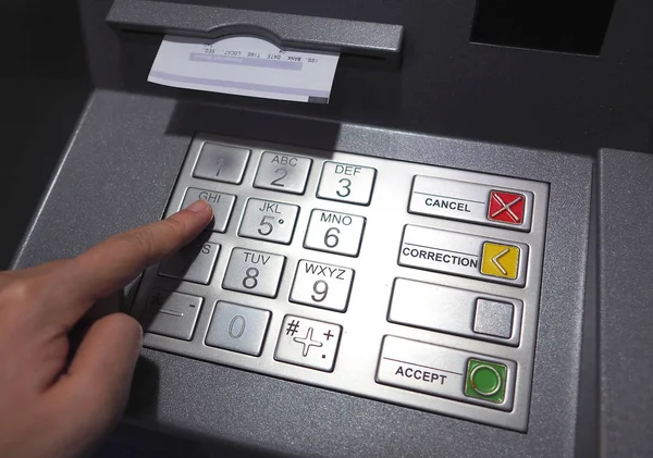 Primer plano del botón ATM y transacción en papel . — Foto de Stock