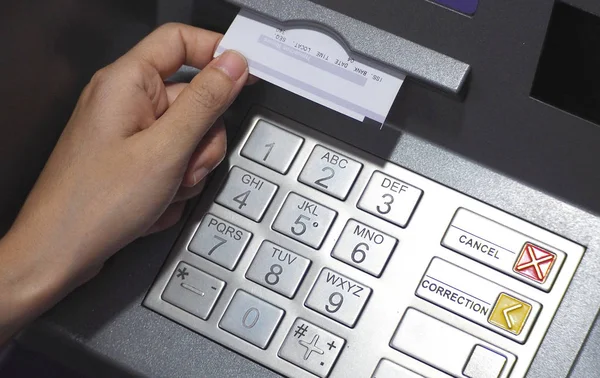 Primer plano del botón ATM y transacción en papel . — Foto de Stock