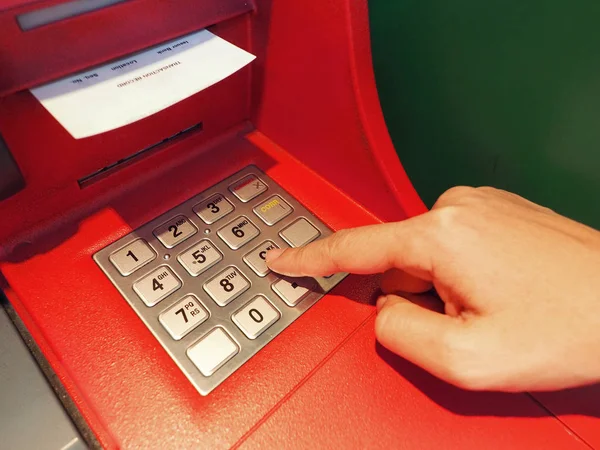 Primer plano del botón ATM y transacción en papel . — Foto de Stock