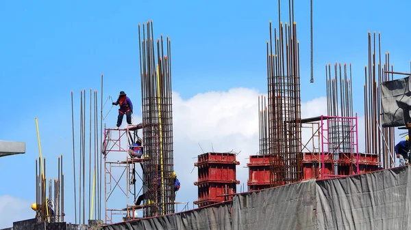 Trabajadores en obras de construcción de alto nivel . — Foto de Stock