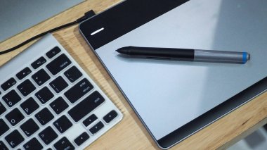 Wacom kalem ve tablet ve klavye çizim.
