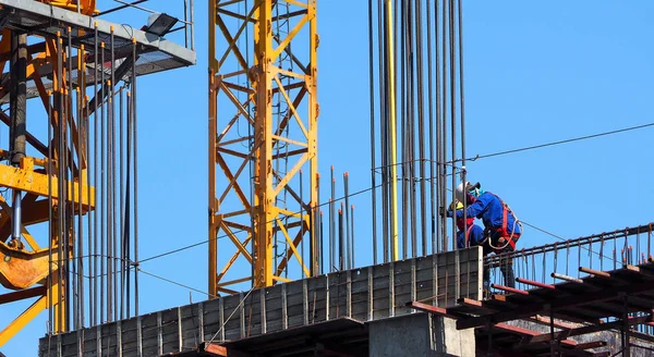 Lugar de construcción y mano de obra que trabaja en edificios altos . — Foto de Stock