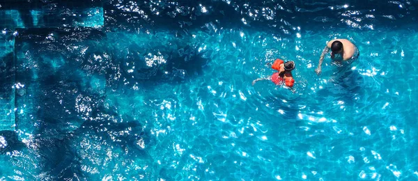 Happy dad and young daughter swimming together. — Stock Photo, Image