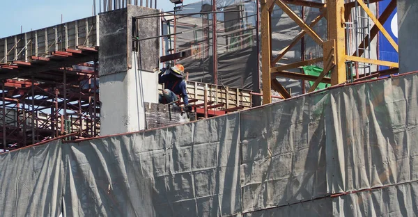 Trabajo o trabajador en obras de construcción . — Foto de Stock