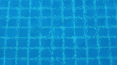 Mavi su yüzme havuzu üzerinde yağmur damlaları