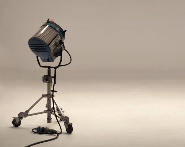 Grandes equipamentos de luz de estúdio para filme . — Fotografia de Stock