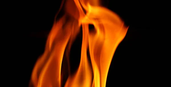 Tűz egy flamming és a fekete háttér előtt égő. — Stock Fotó