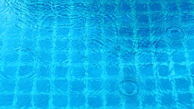 Su havuzu üzerinde yağmur damlası 