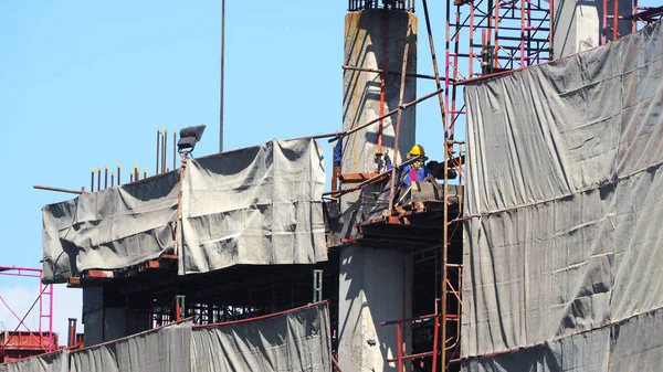 Baustelle und Arbeiter, die arbeiten. — Stockfoto