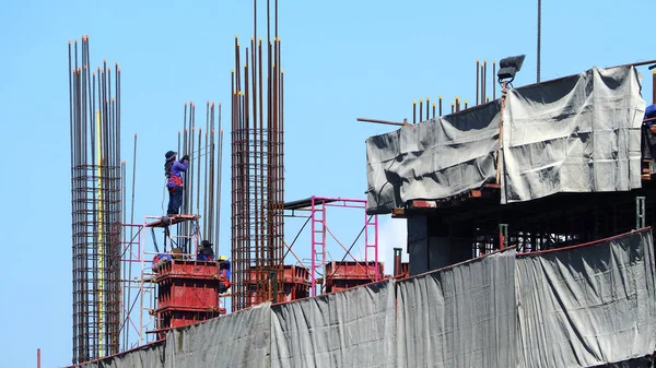 Planta de construcción y trabajador que trabaja . — Foto de Stock