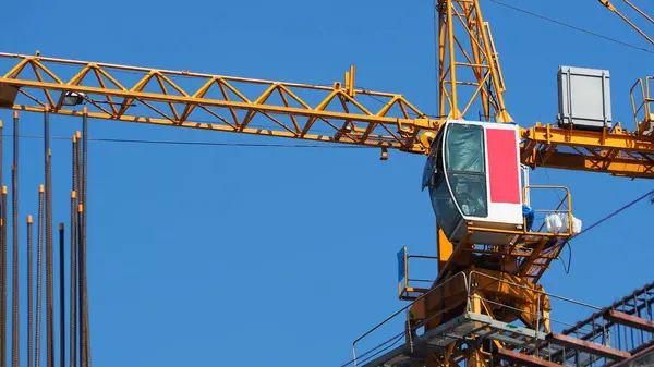 Crane working on construction site — Stock Photo, Image