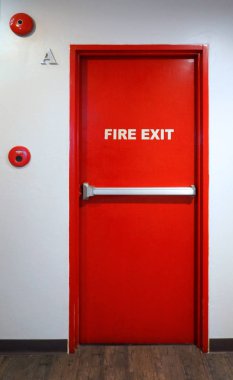 Yangın çıkış acil çıkış kapısının kırmızı renk metal malzeme.