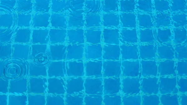 Daling van de regen vallen op zwembad — Stockfoto