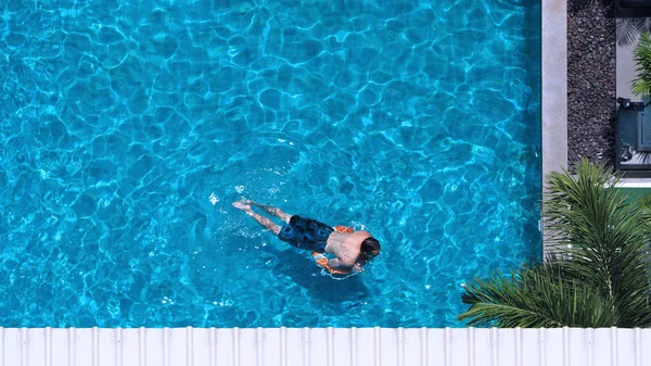 Orang berenang di kolam renang hotel — Stok Foto