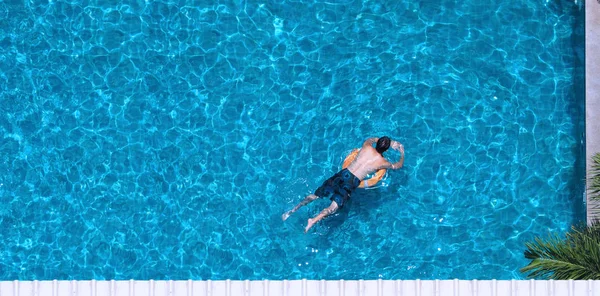 People swimming in the hotel pool — Stock Photo, Image