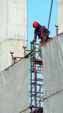 İnsanlar inşaat alanında sarı kask ile üzerinde çalışma 