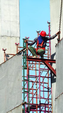 İnsanlar inşaat alanında sarı kask ile üzerinde çalışma 