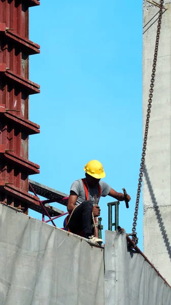 Personas que trabajan en obra con casco amarillo — Foto de Stock