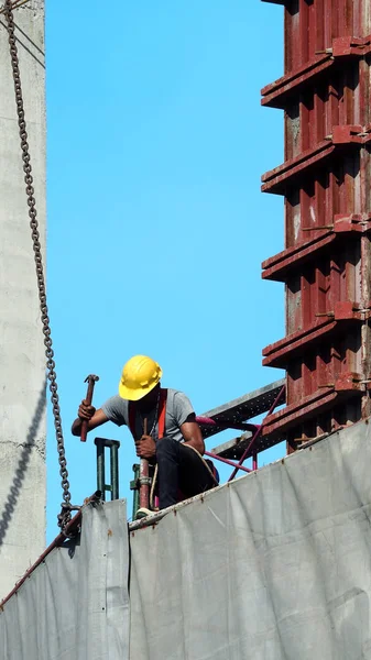 Personas que trabajan en obra con casco amarillo — Foto de Stock