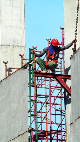 Bauarbeiter mit gelbem Helm — Stockfoto