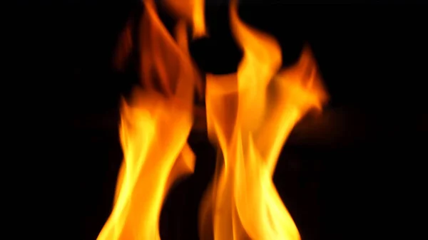 A fekete színű háttér főzés közben lángoló tűz. — Stock Fotó