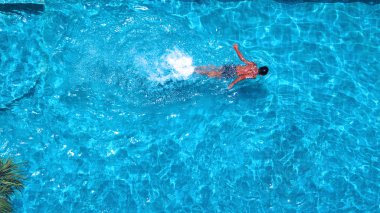 Yüzme Havuzu Üstten bakış açısı içinde insanlar.