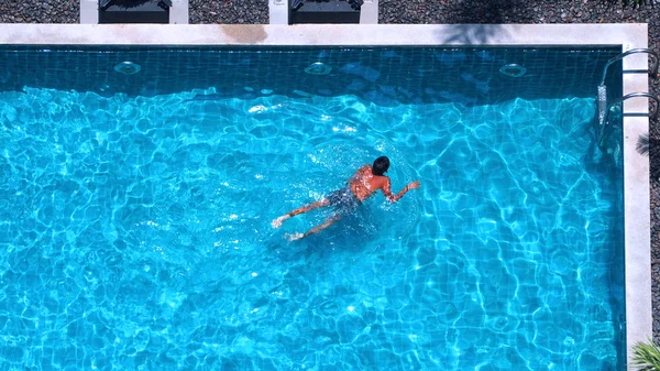 Pessoas nadando no ângulo da piscina vista superior . — Fotografia de Stock