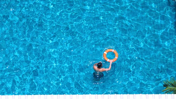 Mensen zwemmen in het zwembad Bovenaanzicht hoek. — Stockfoto