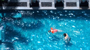 Yüksek açılı görünüş yüzme havuzunun baba ve kızı pl olduğunu