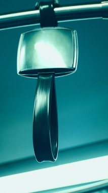 Büyük siyah renk tren kolu.